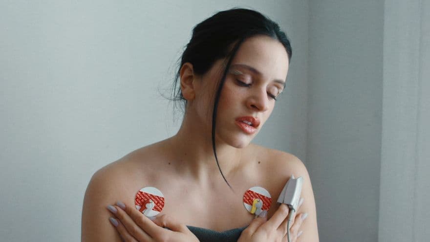 Pódcast de nicho, baño de las masas en Callao y fiesta secreta en Barcelona: cómo Rosalía nos vende 'Lux'